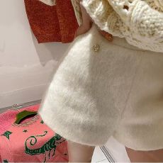 批发<b class='q'>白色</b>小香风毛绒直筒休闲<b class='q'>短裤</b>女2025秋冬新款高腰显瘦辣妹阔腿裤子