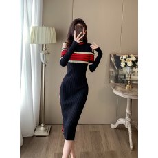 批发韩国露肩条纹开叉针织毛衣连衣裙女春<b class='q'>夜店</b>风小心机纯欲OL法式长裙