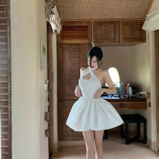 2026气质高级感挂脖交叉针织裙女设计感修身显瘦连衣短裙子夏