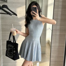 2026年纯白之恋挂脖针织连衣裙女春夏气质高级感修身收腰裙子