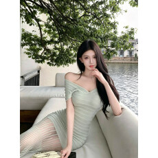 批发法式一字肩V领修身包臀绿色<b class='q'>连衣裙</b>子性感纯欲长裙度假风海边穿搭