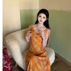 批发法式浪漫氛围感超显白橘调格纹吊带<b class='q'>连衣裙</b>女夏新款收腰显瘦中长裙