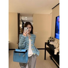 批发早安樊樊 定制<b class='q'>金</b>扣重工定染蓝色系短外套显瘦薄垫肩针织开衫女冬