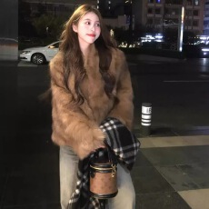 批发高级感复古琥珀棕色2.0皮草女2025新款冬千<b class='q'>金</b>V领环保狐狸毛毛外套