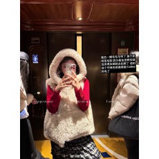 批发小熊皮毛一体马甲连帽毛毛外套女2025秋冬新款环保羊羔毛坎肩背心