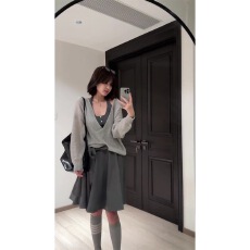 批发格雷系穿搭灰色v领针织衫上衣女秋季挂脖<b class='q'>连衣裙</b>两件套