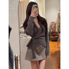 批发套装女2025秋季韩系减龄设计感绑带长袖针织<b class='q'>毛衣</b>上衣半身裙两件套