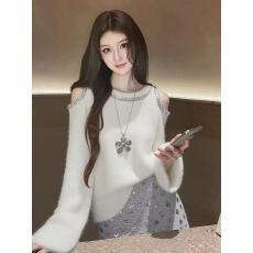 批发慵懒松弛感韩系绝美巨好看白色重工镶钻露肩长袖<b class='q'>毛衣</b>女