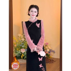 批发【粉鸾星动】新中式蝴蝶<b class='q'>刺绣</b>复古长裙2025年冬国风加绒加厚旗袍裙