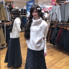 批发冬季温柔风穿搭三件套白色针织背心<b class='q'>毛衣</b>女+修身打底衫+格纹半身裙