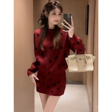 批发法式红色针织套装女新款秋冬穿搭显瘦巨好看波点上衣半身裙两件套