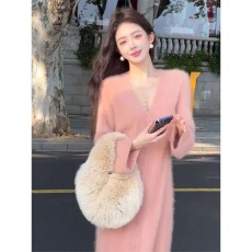 批发法式温柔风粉色毛衣<b class='q'>连衣裙</b>女秋冬季2025新款慵懒风气质针织长裙子