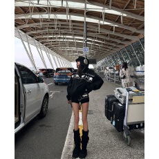 批发黑色<b class='q'>时尚</b>套装费尔岛连帽毛衣+短裤女秋冬显瘦针织开衫外套两件套