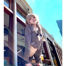 批发美式复古条纹开衫连帽卫衣女辣妹时髦气质显瘦设计感半身<b class='q'>裙</b>套装