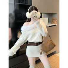 批发2025秋冬季款性感辣妹白色一字肩<b class='q'>连衣裙</b>女冬季别致减龄包臀裙短裙