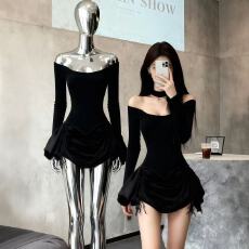 批发辣妹风性感黑色一字肩露肩<b class='q'>长袖</b>连衣裙女秋冬设计感收腰显瘦短裙子