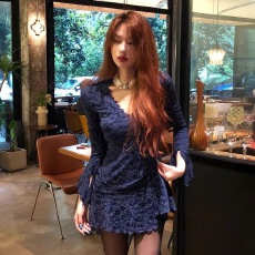 批发蓝色重工蕾丝<b class='q'>连衣裙</b>女夏季纯欲<b class='q'>性感</b>深v短裙喇叭长袖收腰裙子