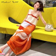 批发2025年冬新款橘色条纹针织吊带<b class='q'>连衣裙</b>宽松小众紧身沙滩长裙高贵