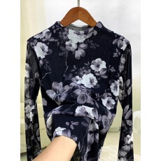 批发今年流行的漂亮<b class='q'>小衫</b>女秋季新款肌肤内搭洋气长袖t恤扎染网纱上衣