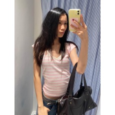 批发<b class='q'>韩版</b>chic风松弛感小众粉色条纹设计感上衣女春季新款正肩V领短袖