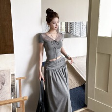 批发设计感灰色夏季套装短袖蕾丝<b class='q'>上衣</b>高腰大摆长裙气质两件套