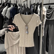 批发2026夏季设计感V领针织曼妙修身T恤女+拼接腰头屁帘微喇<b class='q'>长裤</b><b class='q'>套装</b>