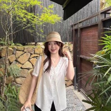 批发初夏别致V领木耳边设计短袖大码宽松女<b class='q'>衬衫</b>
