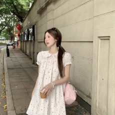 批发2026夏季新款甜美风碎花<b class='q'>娃娃</b>领纽扣宽松小个子泡泡袖短裙<b class='q'>连衣裙</b>女