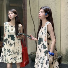 批发复古碎花背心裙女装夏季新款小个子设计感显高宽松无袖连衣裙ins