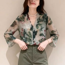 批发法式轻奢优雅v领印花长袖单排扣小衫2026秋季薄款雪纺高级感上衣