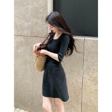 批发法式气质灰色针织<b class='q'>套装</b>女2026秋季U领套头上衣纯欲包臀半裙两件套