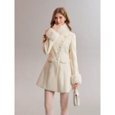 批发QDQD 千金风白色大衣斜领设计感收腰显瘦中长款毛毛立领毛呢<b class='q'>外套</b>