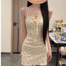 批发原版面料+带胸垫辣妹V领<b class='q'>碎花</b>系带蝴蝶结吊带夏季收腰包臀<b class='q'>短裙</b>