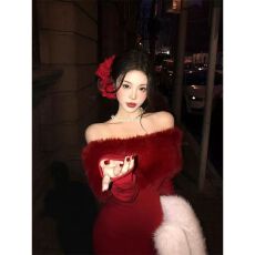 批发红色纯欲毛领一字肩长袖连衣裙女秋冬辣妹高级感紧身收腰包臀长裙