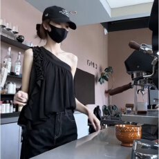 批发黑色不规则荷叶边斜肩背心女夏季外穿设计感小众宽松显瘦露肩上衣