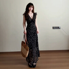 批发已出货法式气质显瘦黑色波点v领连衣裙子女夏2026新款掐腰长裙