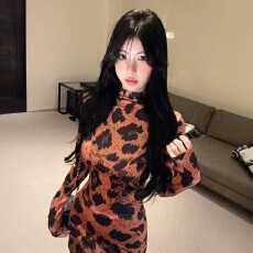 批发实拍实价  辣妹复古辣妹风豹纹长袖连衣裙半高领洋气修身<b class='q'>包臀</b>裙女