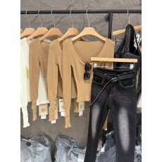 批发【何秘书】高档货 2025冬季韩韩嘟奶白大U领肉感纯欲风<b class='q'>打底衫</b>