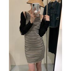 冰丝条纹连衣裙显直角肩吊带修身长裙2026新款无袖撞色日系