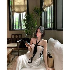 批发设计感法式时髦收腰显瘦<b class='q'>黑白</b>色拼色绑带挂脖抹胸<b class='q'>连衣裙</b>子夏季新款