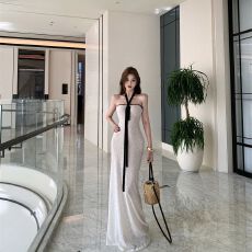 批发设计感度假白月光<b class='q'>黑白</b>撞色包臀一字肩绝美性感修身挂脖抹胸<b class='q'>连衣裙</b>