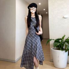 批发美式复古格子无袖<b class='q'>连衣裙</b>女夏新款小众设计感不规则背心裙子中长款