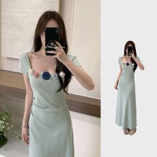 批发法式蓝色立体<b class='q'>花朵</b>高级感方领连衣裙设计褶皱修身掐腰裙