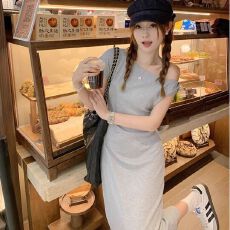 批发灰色一字肩斜肩露肩短袖连衣裙女装2026年夏季<b class='q'>修身</b>显瘦包臀长裙子