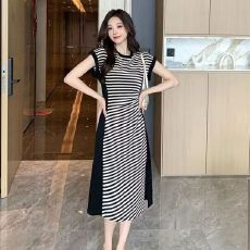 批发夏季休闲高级撞色拼接条纹<b class='q'>连衣裙</b>夏季时尚褶皱收腰显瘦开叉中长裙