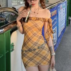 批发辣妹复古格纹吊带连衣裙女性感木耳边设计感飘带短裙修身包臀<b class='q'>裙子</b>