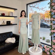 批发法式慵懒风露肩连衣裙女2026春夏新款高级感气质收腰显瘦韩系<b class='q'>长</b><b class='q'>裙</b>