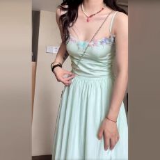 批发法式绿色吊带连衣<b class='q'>裙子</b>女夏季2026新款小个子气质收腰海边度假<b class='q'>长</b><b class='q'>裙</b>
