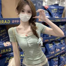 已出货 甜美假两件蕾丝拼接短袖t恤女夏辣妹半开领纽扣上衣
