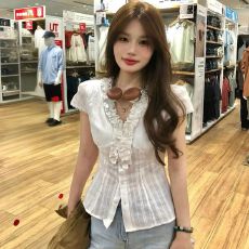 批发已出货法式v领白色短袖<b class='q'>衬衫</b>夏季新款荷叶边蕾丝收腰显瘦上衣